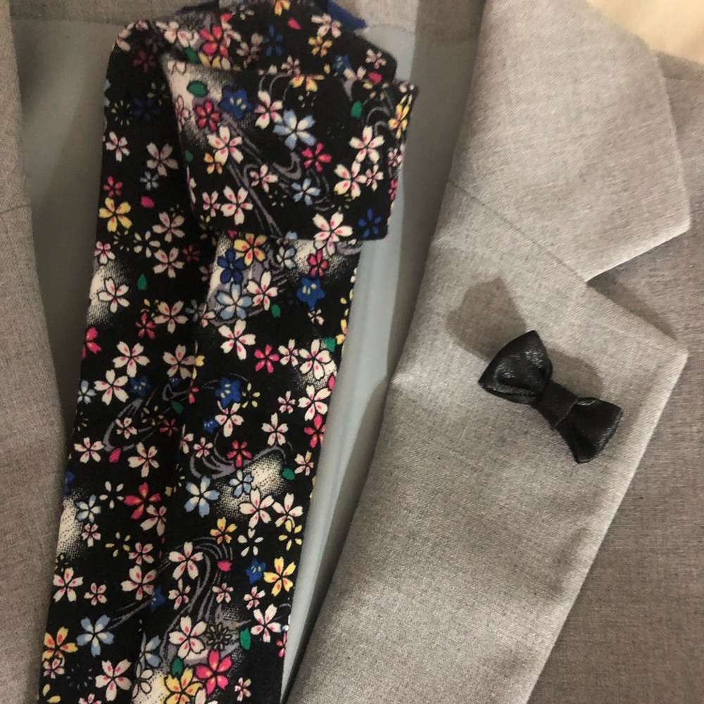 Bow tie lapel pin